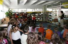 otroci z Anjo Štefan v knjižnici